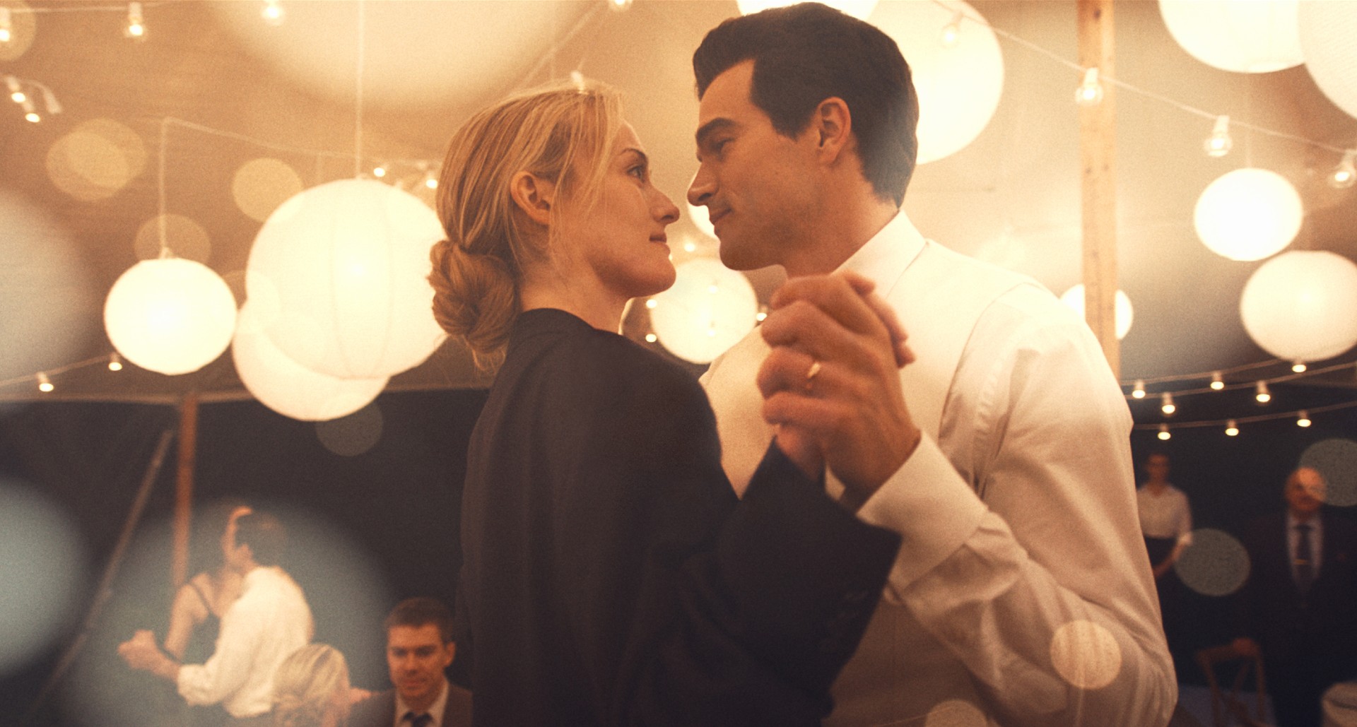 Love Story: John F. Kennedy Jr. &amp;amp; Carolyn Bessette -- Pictured: (l-r) Sarah Pidgeon as Carolyn Bessette Kennedy, Paul Kelly as John F. Kennedy Jr. CR: FX