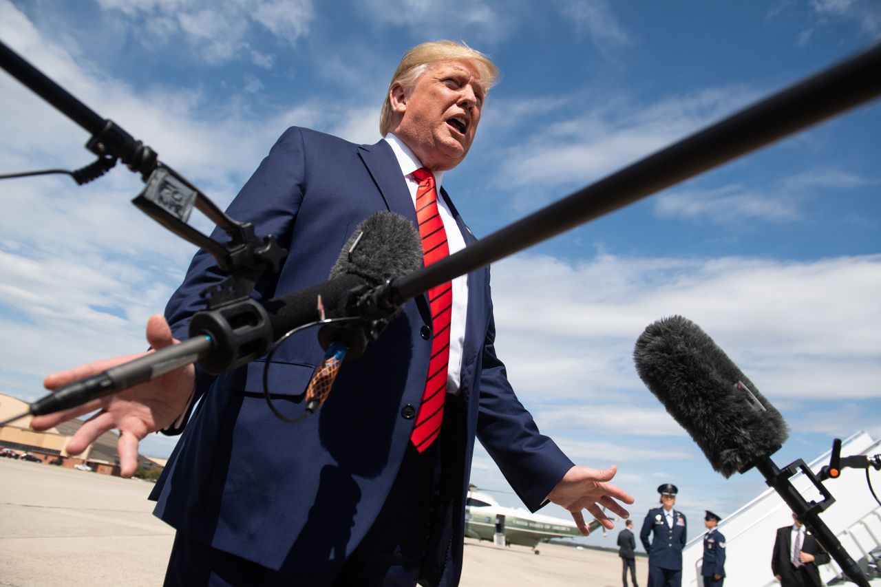 Trump boarding Air Force One