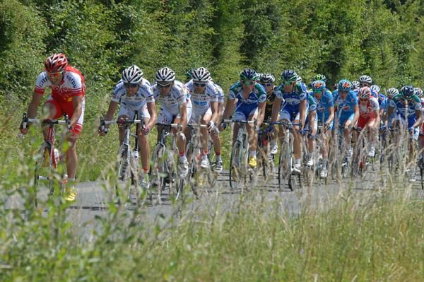 Cofidis and VC La Pomme Marseille continue to ride tempo on the front.
