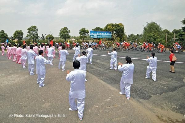 A local display greets the Tour of Taihu Lake on stage 2.