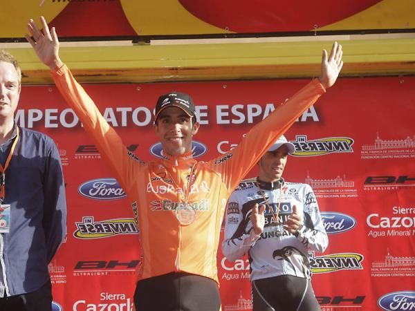 Silver medalist Jonathan Castroviejo (Euskaltel-Euskadi) on the podium.