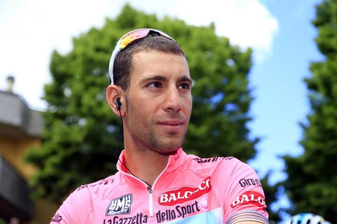 Vincenzo Nibali (Astana) resplendent in the maglia rosa at the start of stage 9