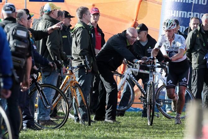 A flat tyre for Nys meant a bike change was required.