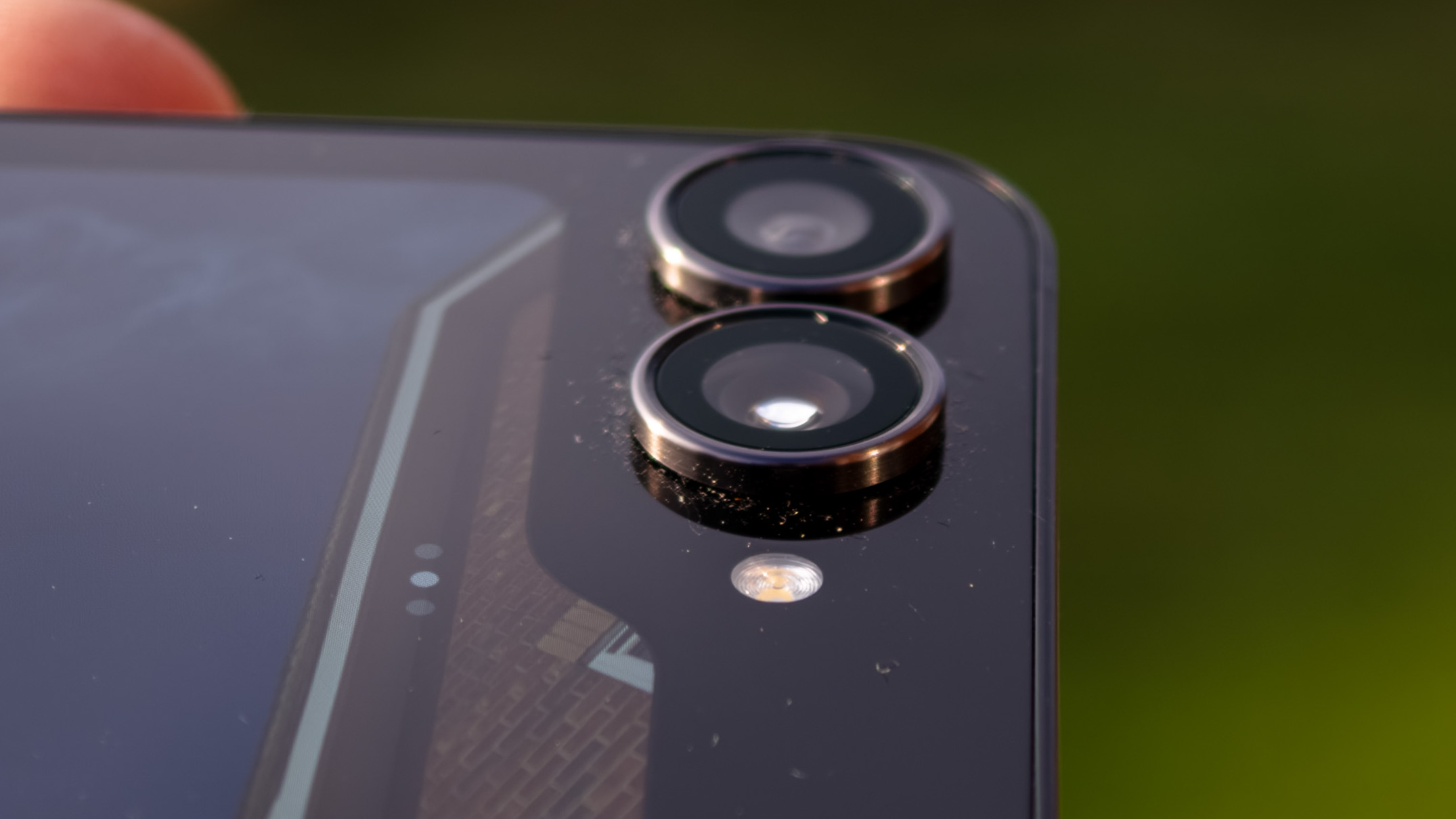 Close up of the cameras on the Samsung Galaxy Z Flip 7 FE in Black in the hand