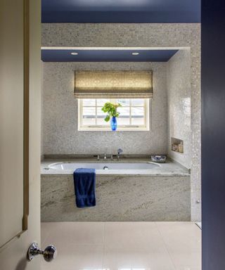 bathroom with bathtub and flower vase