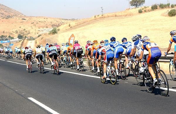 The peloton strung out on the run into Cordoba
