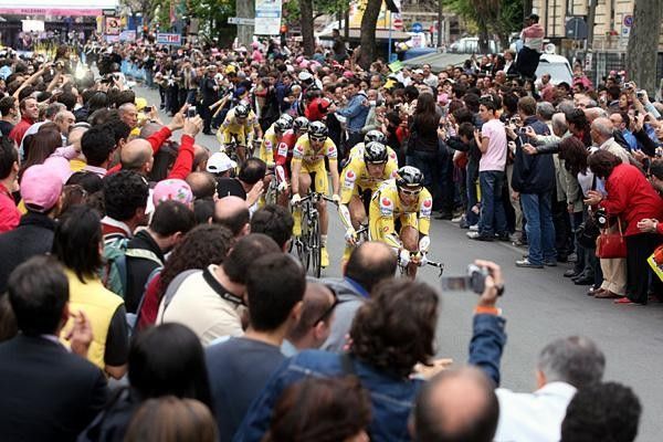 Saunier Duval make their way through the crowds at the start.