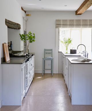 How-to-achieve-a-farmhouse-kitchen-look-7-Neptune-Sims-Hilditch-Alun-Callender