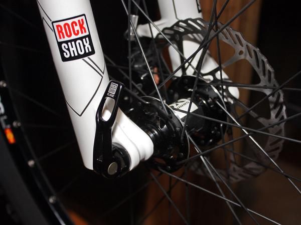 The new SID RLT will come with 15mm Maxle thru-axle dropouts for improved steering precision.