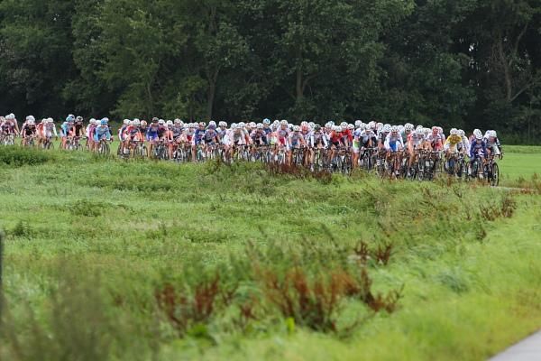 The bunch in the green, but wet, Gieten area Judith Arndt (Team Columbia-HTC). Due to injuries, she has only raced a handful of days in 2009.