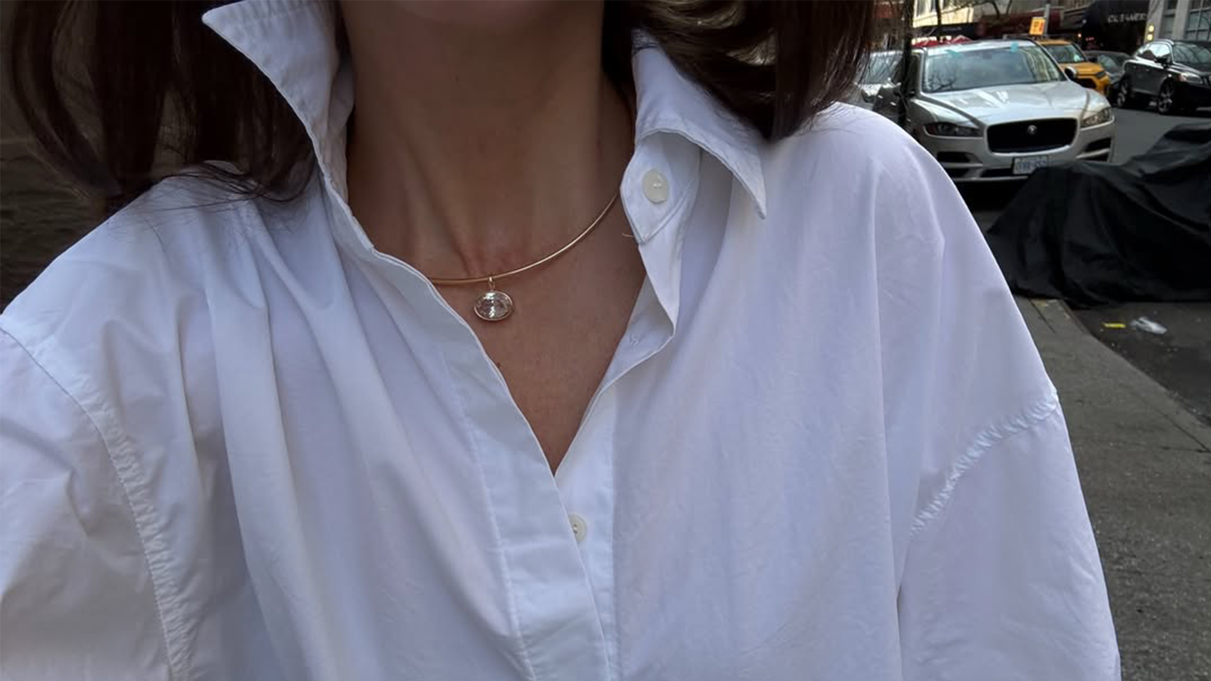 Woman wearing the collar necklace trend.
