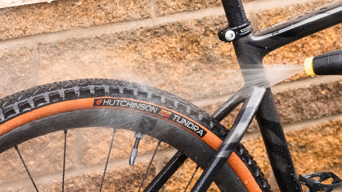 Close-up of K&auml;rcher OC3 pressure gun spraying on the rear end of a Specialized Diverge
