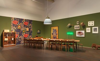 为了冬季展览，Hauser & Wirth Zurich将其二楼画廊改造成一个沉浸式的家庭环境，在家具中展示艺术品、版本和书籍