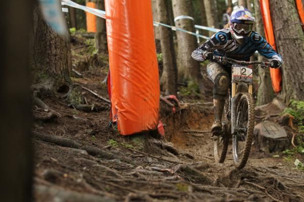 Rachel Atherton (Commencal) won the qualifier but crashed in the final.