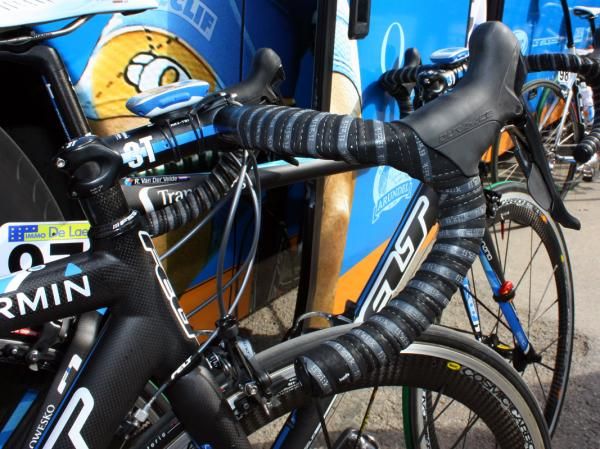 Tyler Farrar's (Garmin-Transitions) bars are wrapped with fi'zi:k's dual:tape.