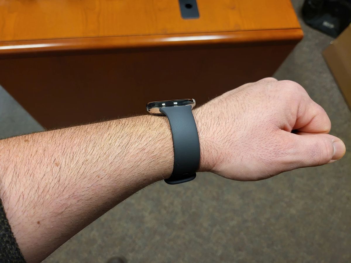 Google Pixel Watch leaked with the bands on