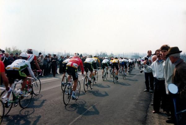 The 1988 peloton on the flat roads of the Lombardy plain