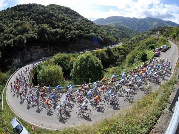 The peloton takes one of the switchbacks on its way to the Angrilu.