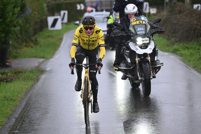 Vingegaard allattacco sotto lacquazzone nella seconda tappa della O Gran Camiño (Dario Belingheri / Getty Images))