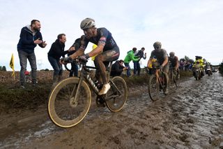 Elite Men - Dylan van Baarle wins thrilling Paris-Roubaix