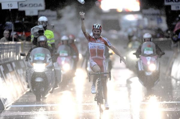 Joaquim Rodriguez (Katusha) triumphs on a wet day