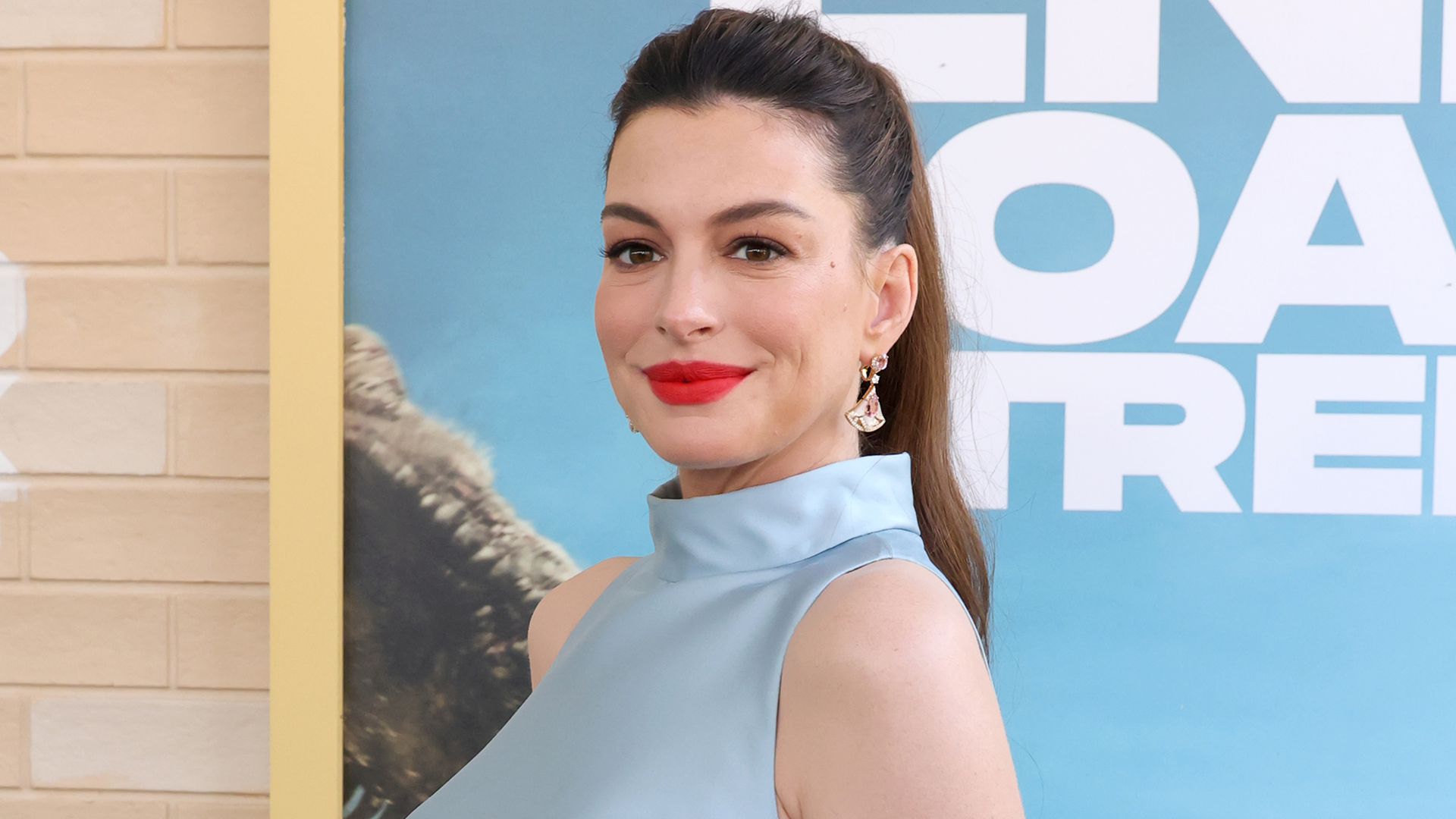 Anne Hathaway styled the red and blue color combination trend with a maternity jeans red carpet look