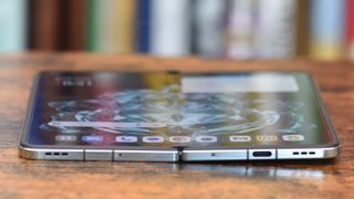 OnePlus Open close-up van de vouwlijn op het binnenste display