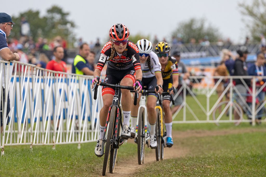 Denise Betsema leading the way at the UCI Waterloo Cyclo-cross World Cup in the elite women's race 2021