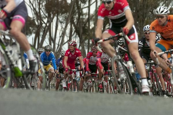 The chasing peloton around 33 seconds behind a leading group closing in on the finish in Rochester.