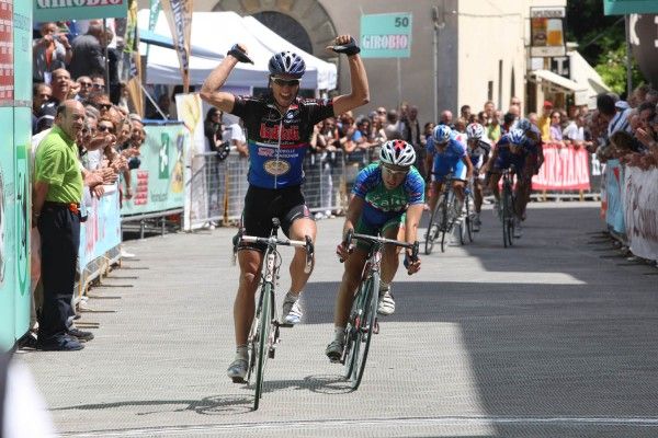 Kristijan Koren (Bottoli Nordelettrica Ramonda) wins the two man sprint for the final stage victory.