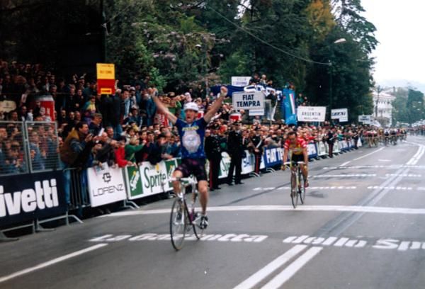 Sean Kelly beats Moreno Argentin to win in 1992
