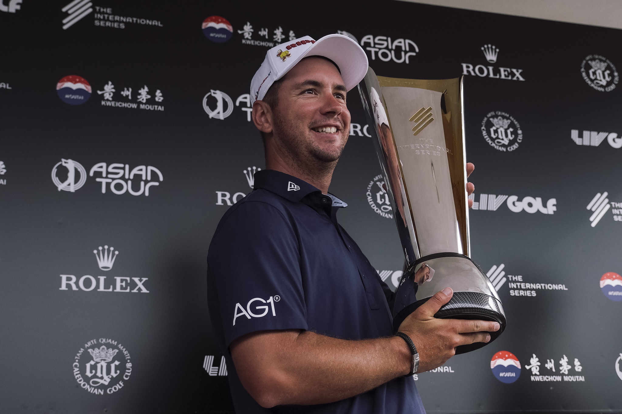 Lucas Herbert holding the International Series Japan trophy