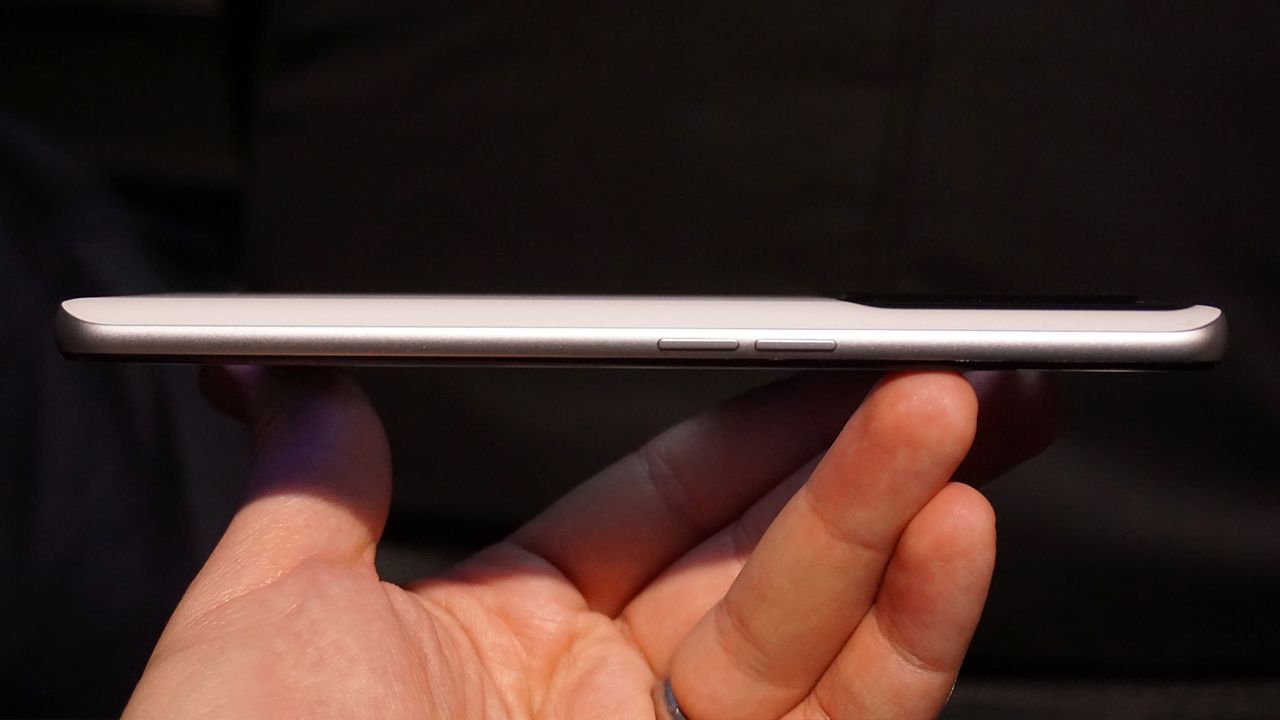 Realme GT 3 hands-on side