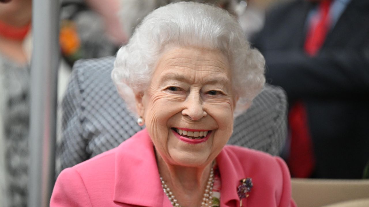 Britain&#039;s Queen Elizabeth II smiles during a visit to the 2022 RHS Chelsea Flower Show in London on May 23, 2022.