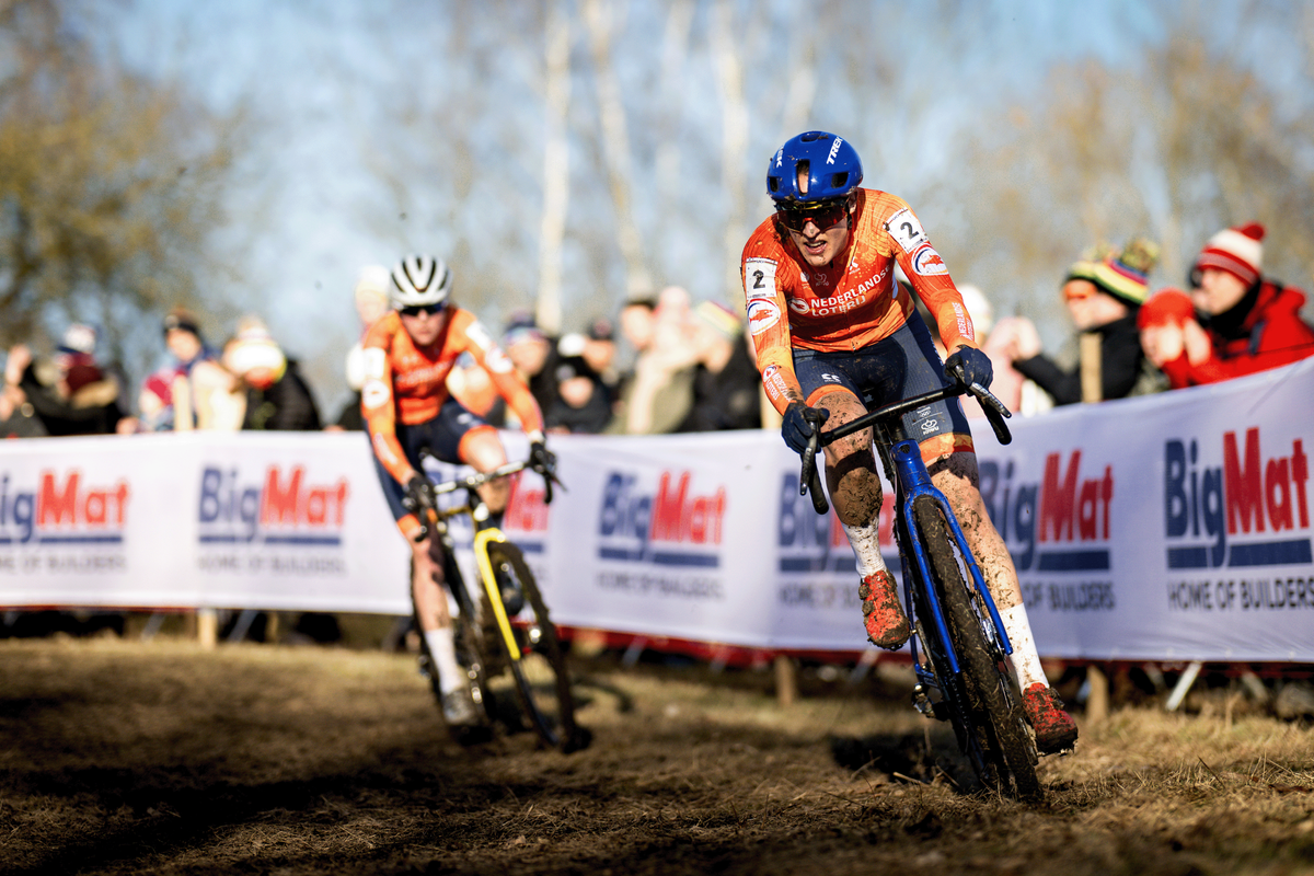 Lucinda Brand leads Fem van Empel midway through the elite women&#039;s race