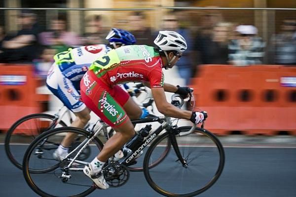 Porte races the Bay Criteriums for Australian squad Praties during the 2008-09 southern summer.