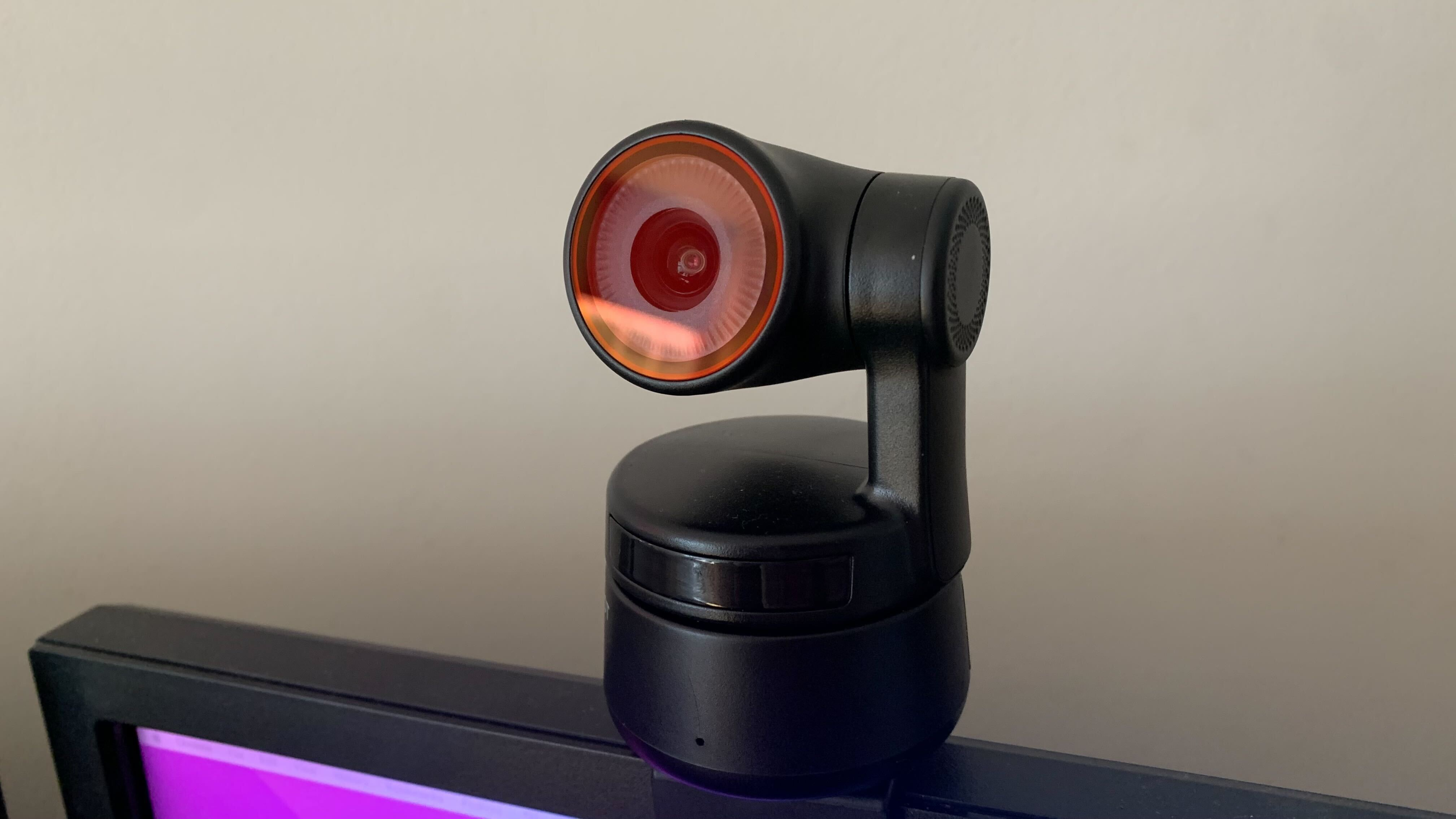 Obsbot Tiny 4K em um monitor, desligado