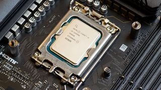 Een Intel Core i9-14900K in een moederbord 