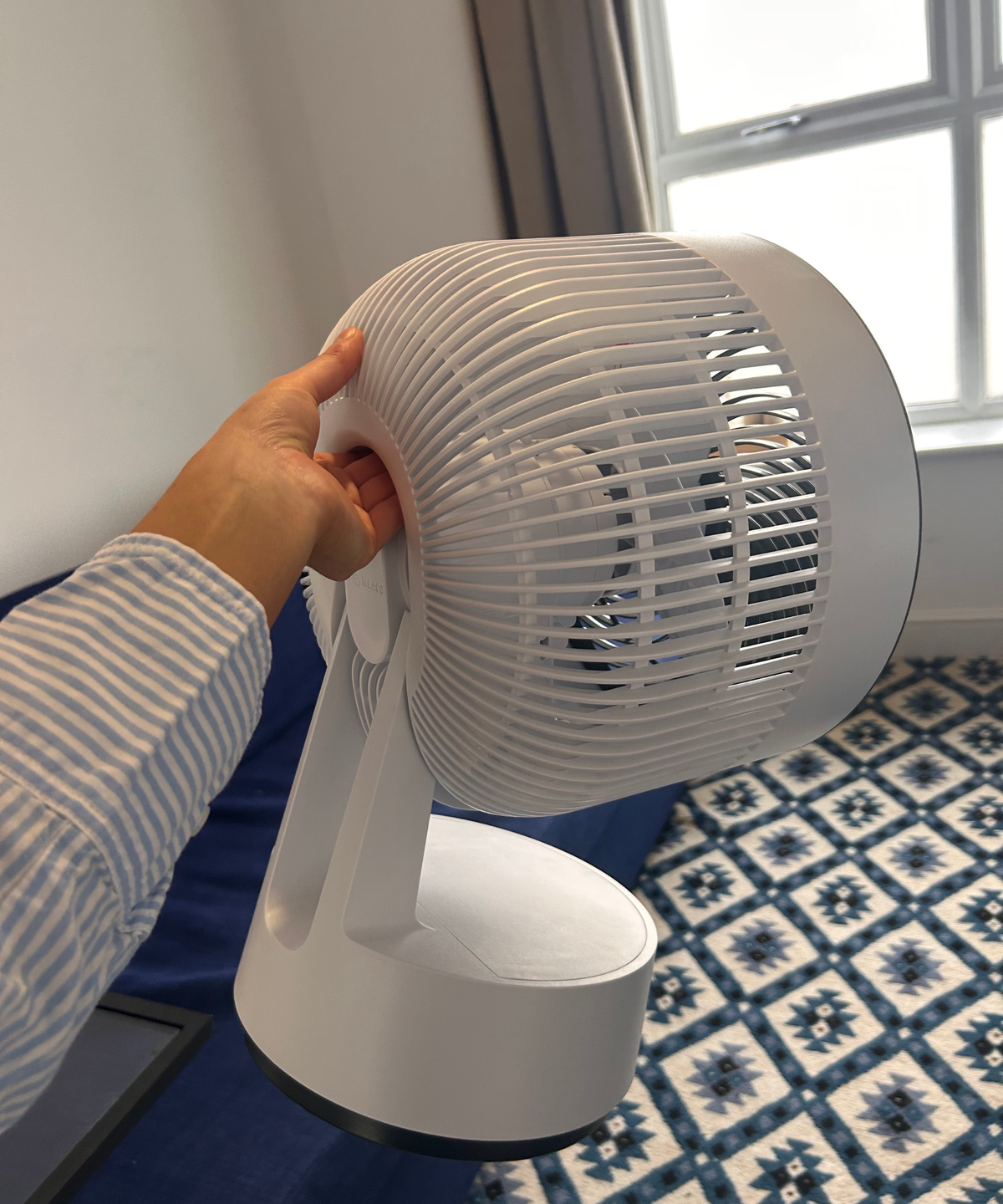 Hand holding the built in handle on the meaco sefte pro fan