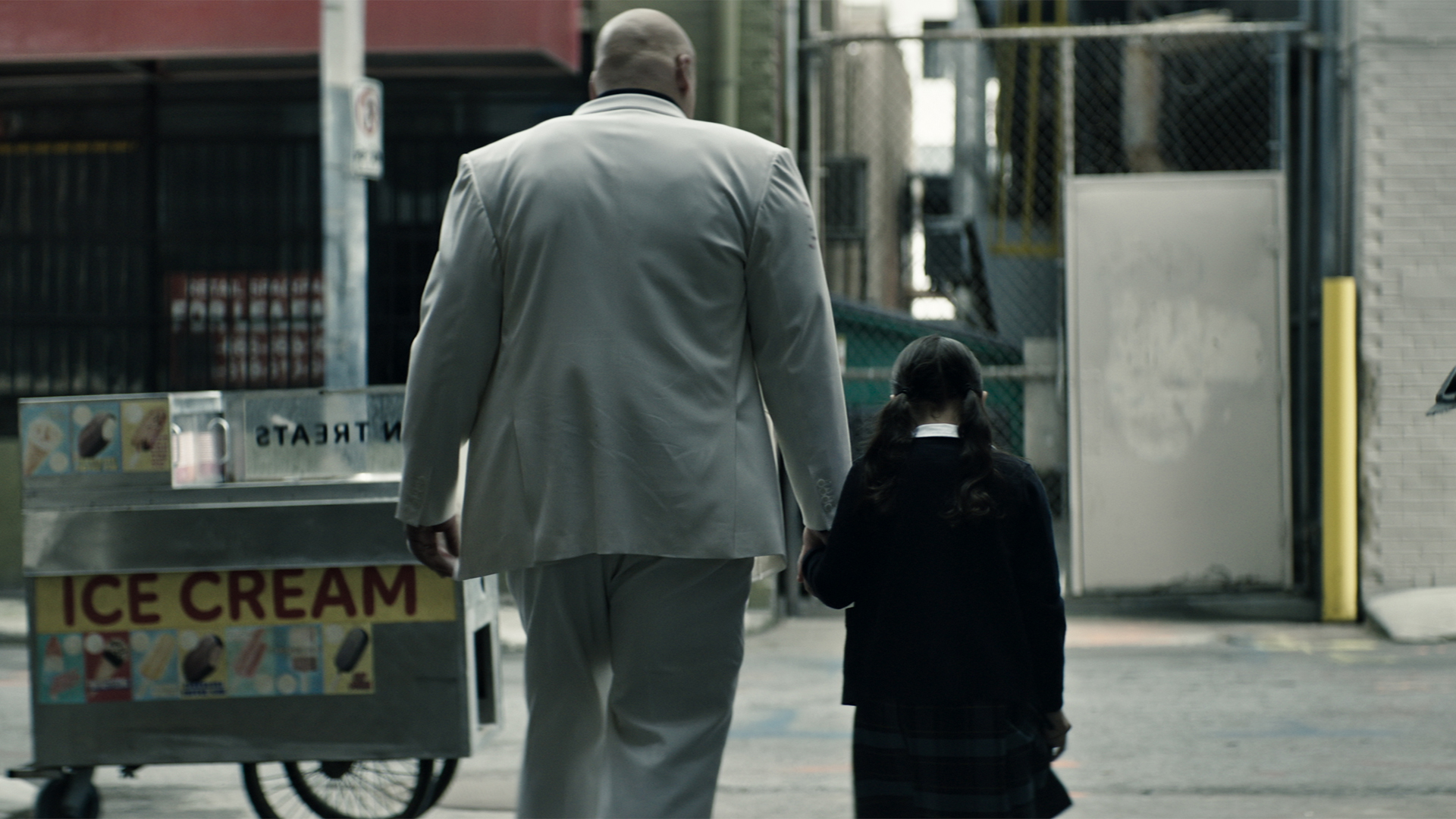کینگ‌پین دست مایا لوپز جوان را در حالی که در اکو استودیو مارول راه می‌رود، گرفته است