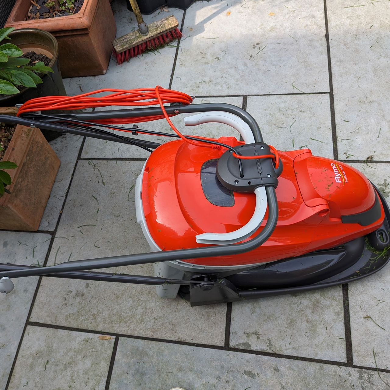 Flymo Easiglide 300v Electric Hover lawnmower after mowing