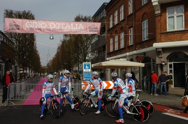 The Androni-Venezuela team gathers at the Giro's prologue course