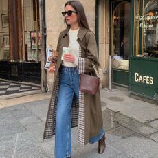 @leasy_inparis wears a Sezane trench