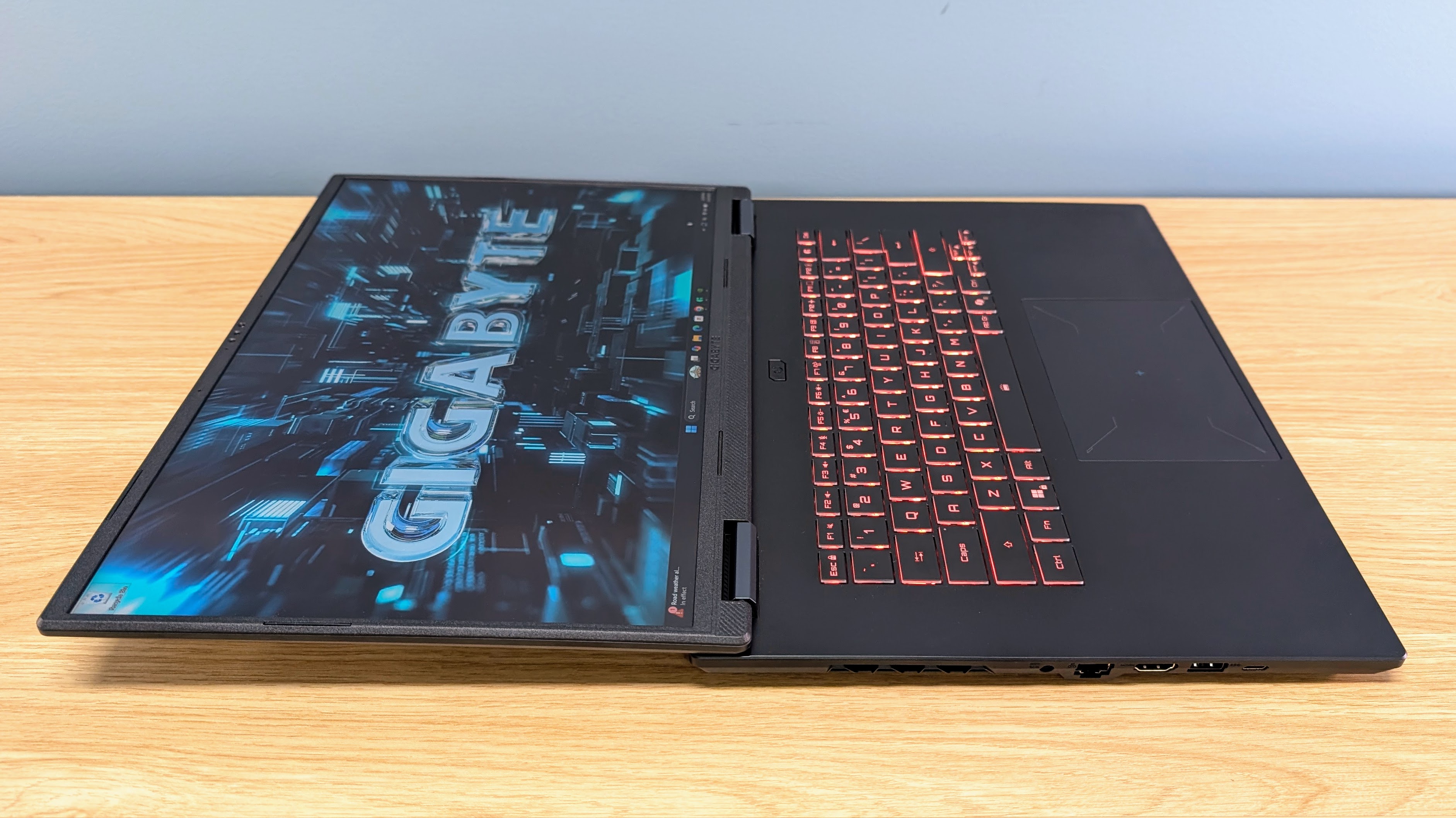 Gigabyte Gaming A16 Pro lie flat screen