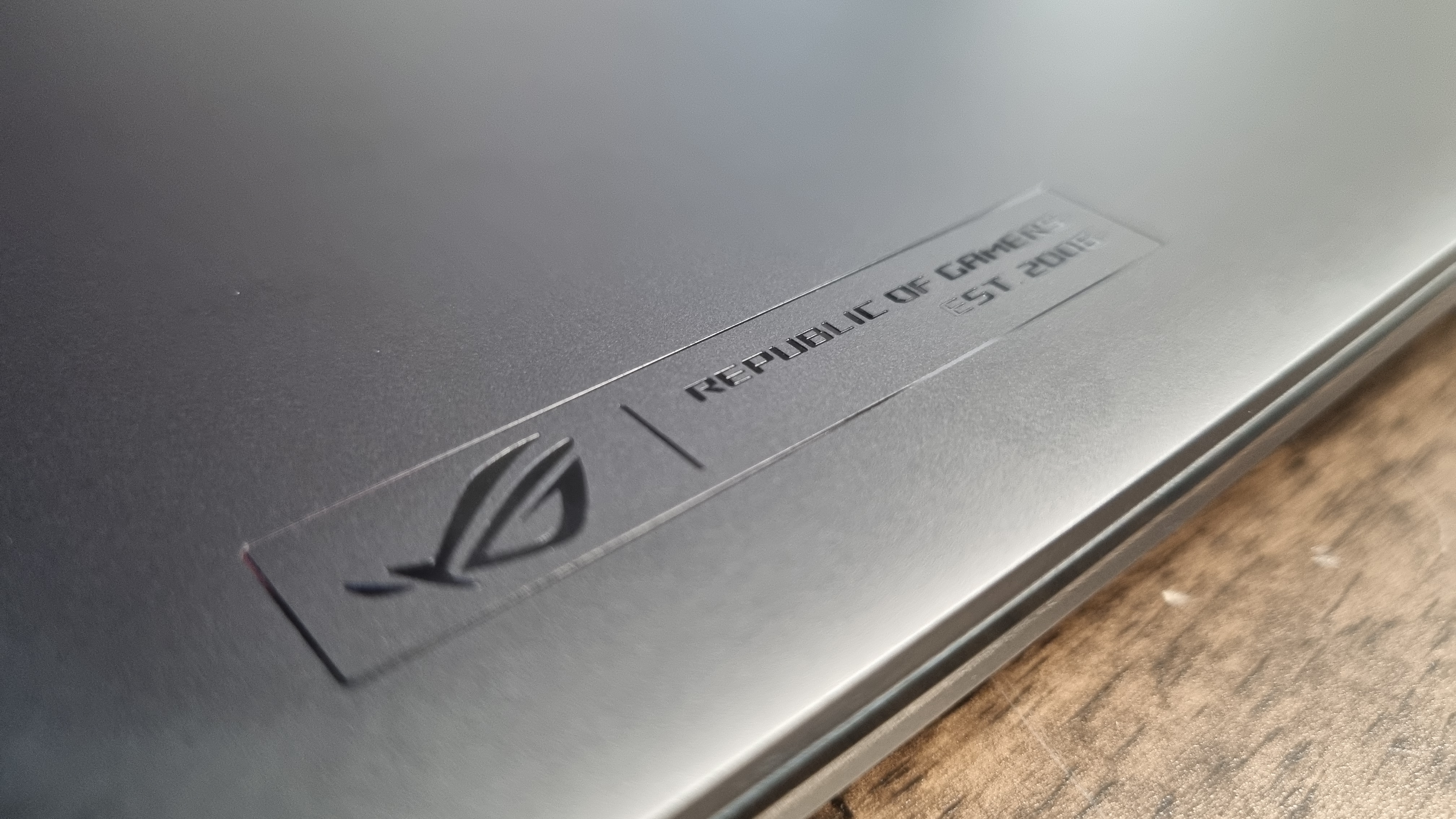 A close up of the badge on the top of the Asus ROG Zephyrus G16