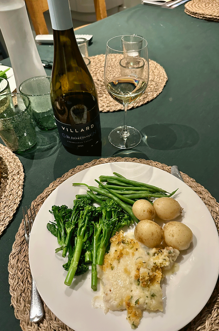 Villard Le Chardonnay 2024 with fish in parsley sauce and vegetables