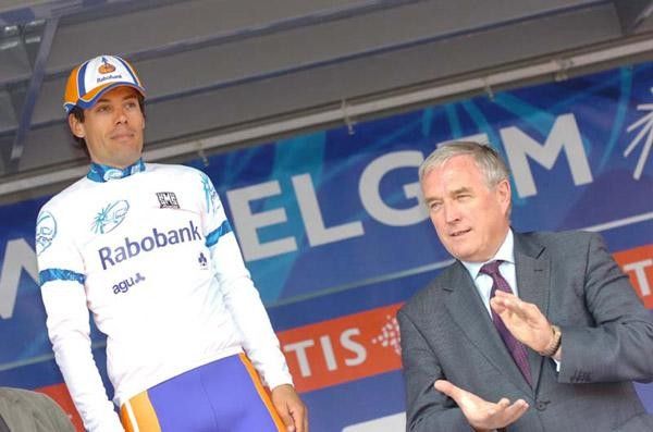 Oscar Freire (Rabobank) gets his ProTour leader's jersey from Pat McQuaid