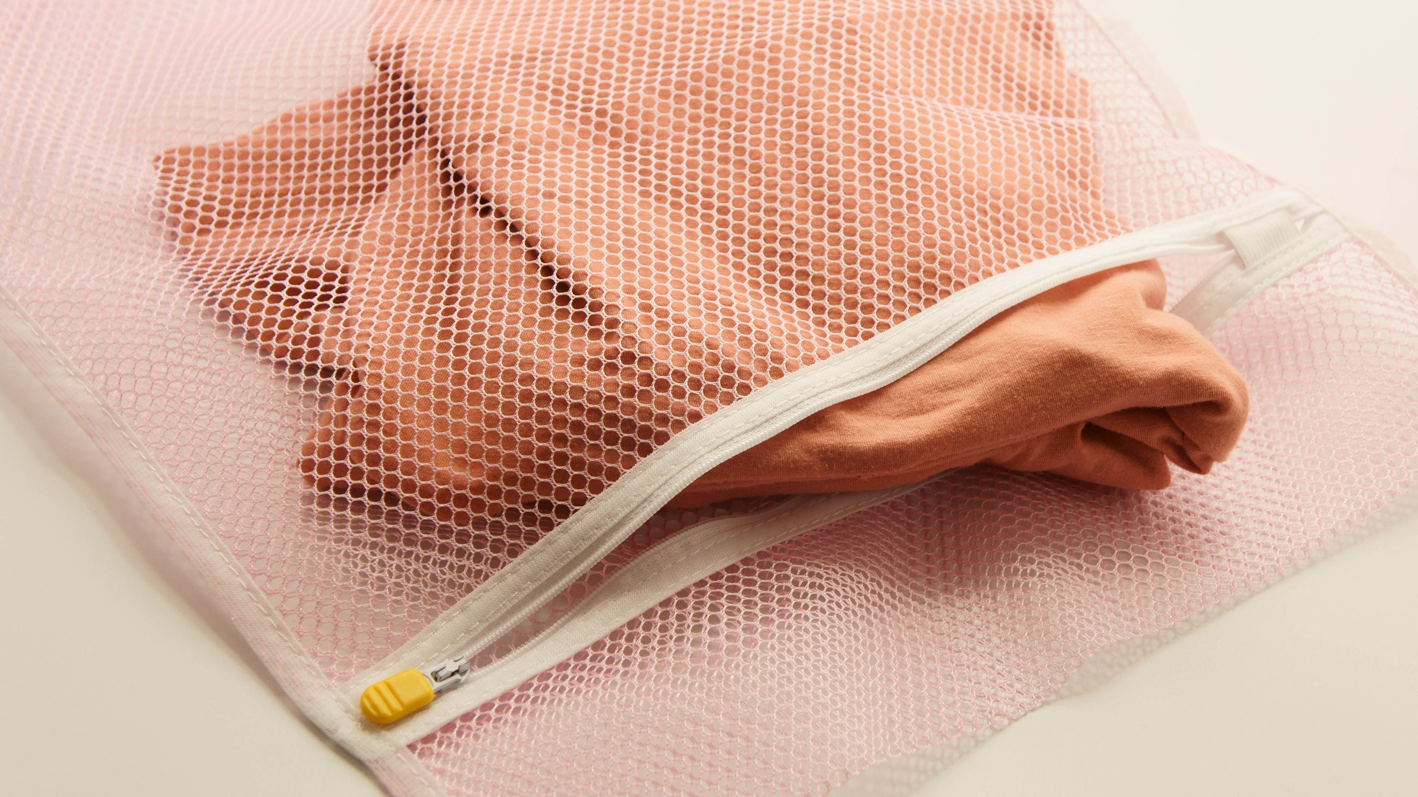 Сетчатый мешок для белья с одеждой внутри