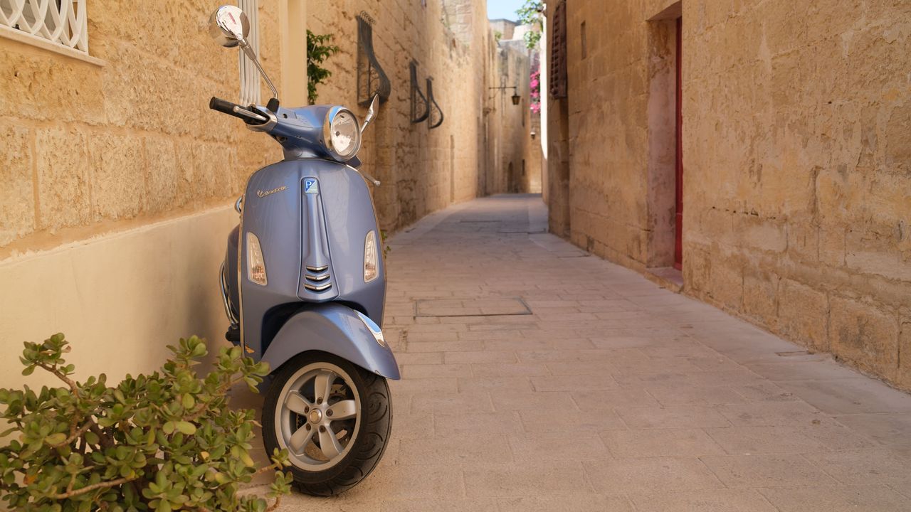 Fujifilm X100VI image gallery: blue vespa down an old alleyway in Valetta, Malta