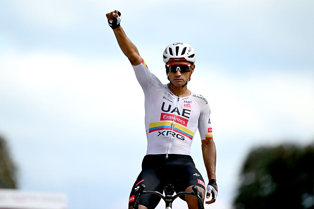 Giro d'Italia: Jhonatan Narvaez delivers powerful solo attack to win stage 8